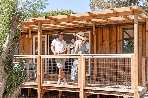Holz-Mobilheim mit Terrasse, Paar, auf dem Campingplatz CLICOCHIC Commanderie in Rustiques (11).
