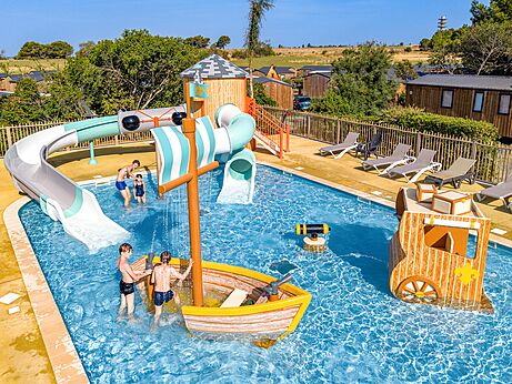 Schwimmbad mit Wasserrutschen und Wasserspielen auf dem Campingplatz CLICOCHIC Commanderie in Rustiques (11).