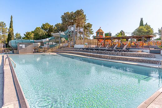 Gro�es Freibad mit Wasserrutschen und Spielplatz auf dem Campingplatz CLICOCHIC Commanderie in Rustiques (11).