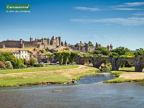 Cité médiévale de Carcassonne et pont sur l'Aude, lieu à visiter en Occitanie.
