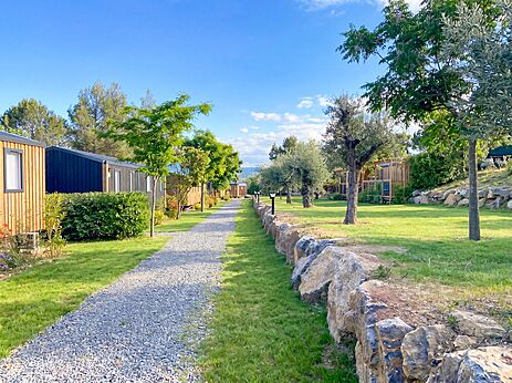 Allee moderner Mobilheime und Gr�nfl�chen auf dem Campingplatz CLICOCHIC Commanderie in Rustiques (11).