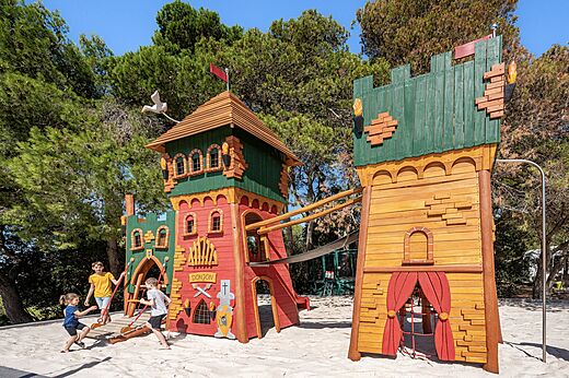 Holzschloss-Spielplatz f�r Kinder auf dem Campingplatz CLICOCHIC Commanderie in Rustiques.