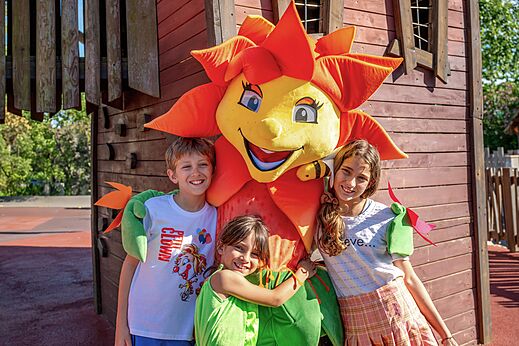 Lachende Kinder mit dem Camping-Maskottchen bei Animation in Rustiques (11).