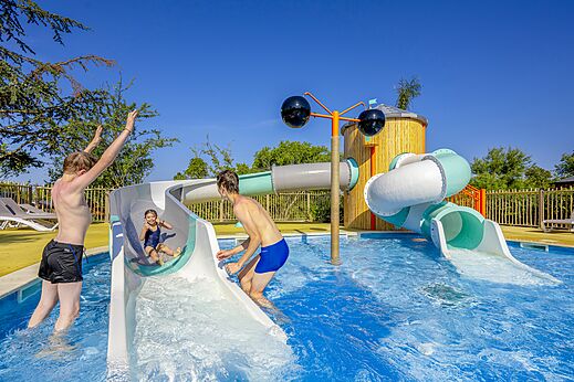 Wasserrutschen und Kinderbecken auf dem Campingplatz CLICOCHIC Commanderie in Rustiques (11).