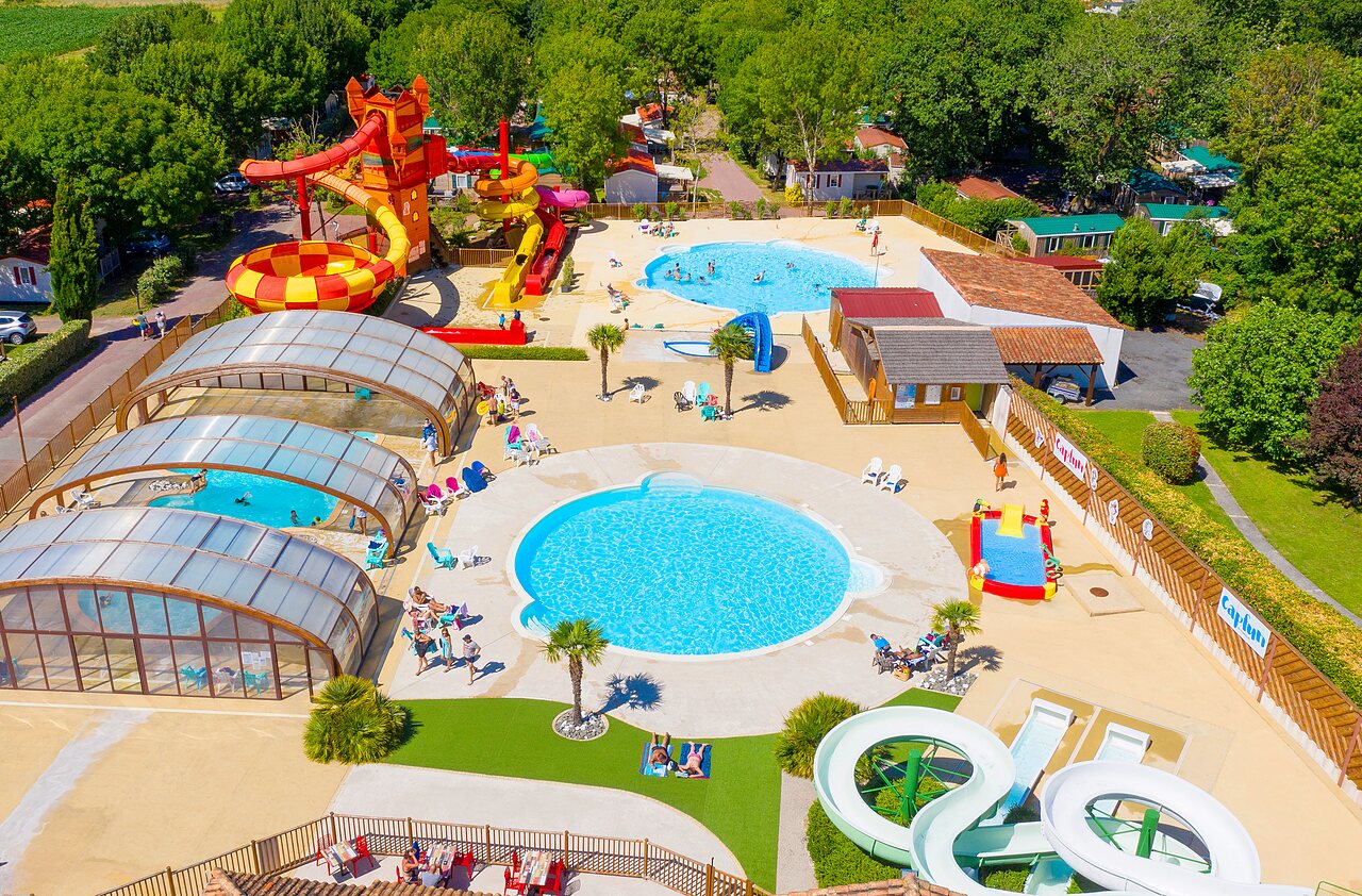 Groot waterpark, glijbanen, overdekte en buitenbaden op camping CAPFUN Coquelicots in Royan (17).