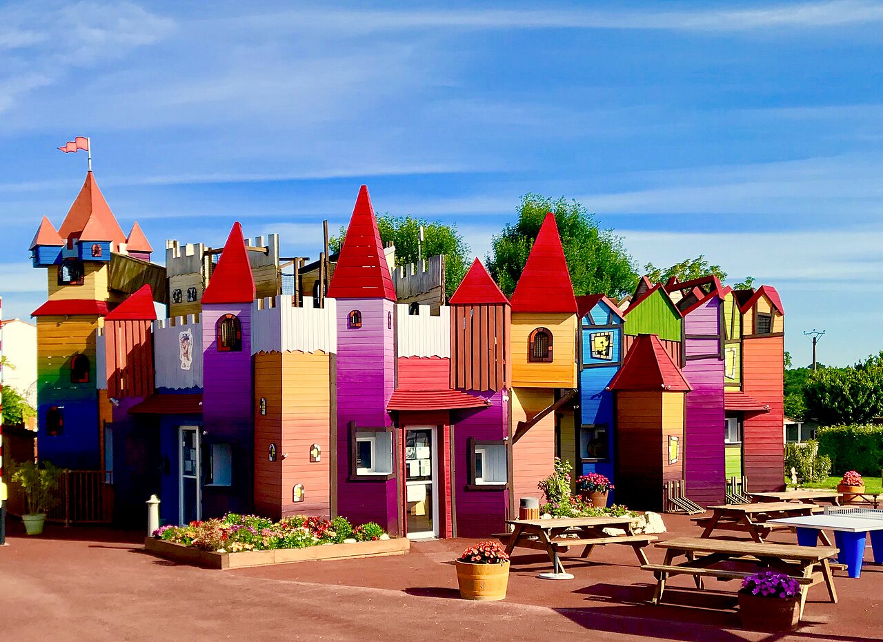 Kleurrijk speelkasteel voor kinderen op camping CAPFUN Coquelicots in Royan (17).