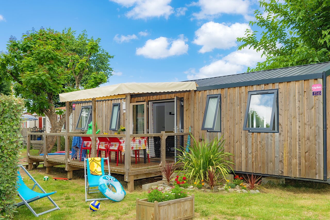 Moderne stacaravan, ingericht terras, ligstoelen op camping CAPFUN Coquelicots in Royan.