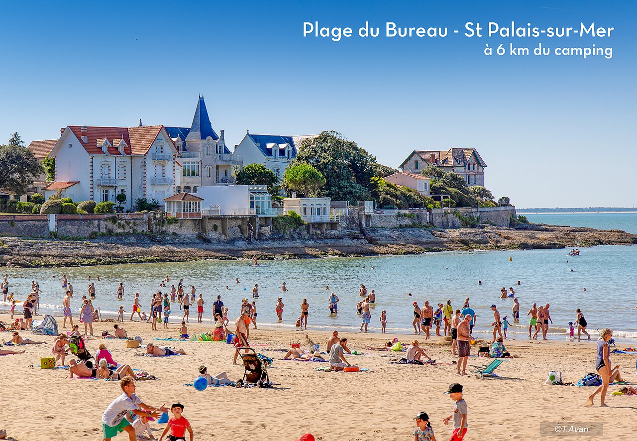 Plage du Bureau in Saint-Palais-sur-Mer, Charente-Maritime, met zwemmers en villa's.