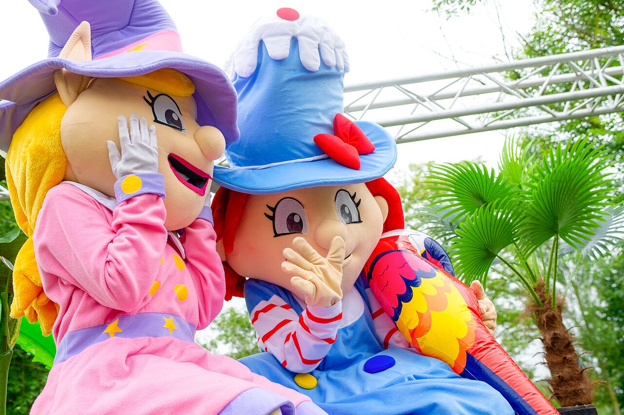 Vrolijke mascottes en opblaasbare papegaai animeren camping CAPFUN Coquelicots in Royan (17).