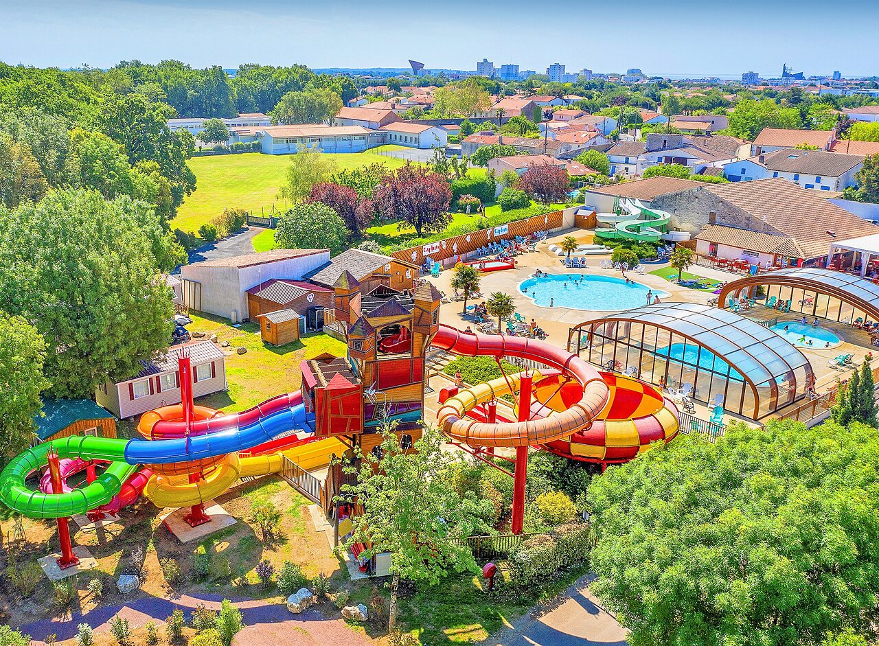 Reuzenglijbanen, buiten- en binnenzwembaden op camping CAPFUN Coquelicots in Royan (17).