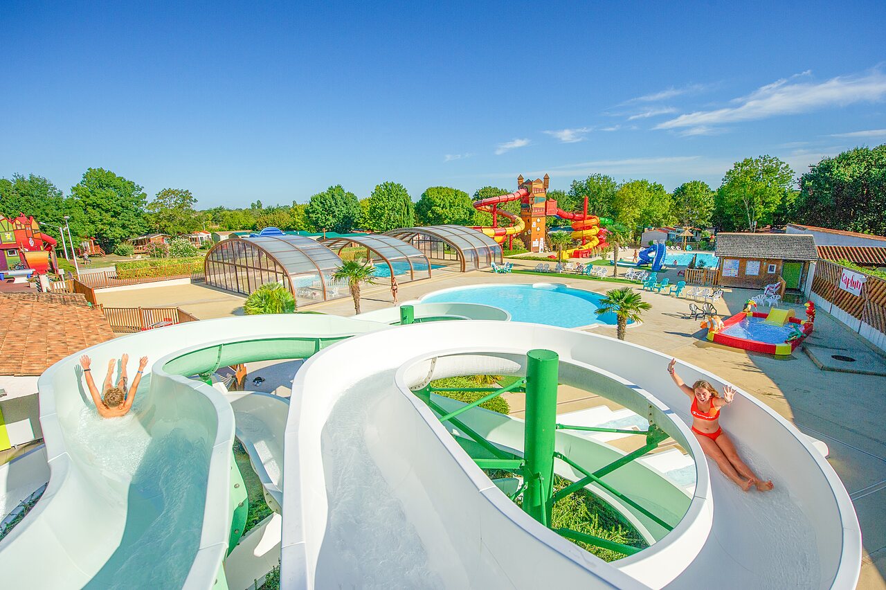 Groot waterpark, glijbanen en zwembaden op camping CAPFUN Coquelicots in Royan (17).
