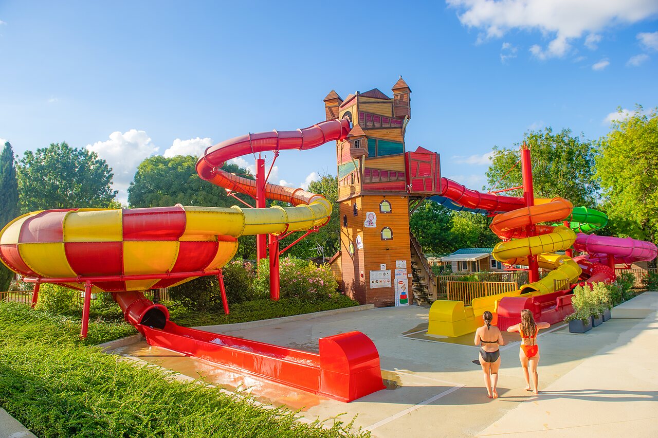 Waterpark met kleurrijke glijbanen op camping CAPFUN Coquelicots in Royan (17).