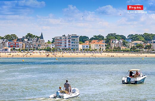 Plage de Royan avec ses b�timents historiques et bateaux sur l'eau, � visiter.