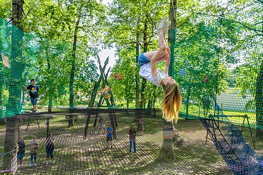 Enfants jouant dans le parc de filets suspendus au camping CAPFUN Coquelicots � Royan (17).
