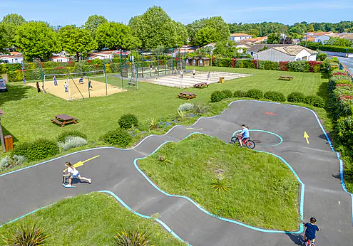 Pump track, terrain multisport et beach-volley au camping CAPFUN Coquelicots � Royan (17).