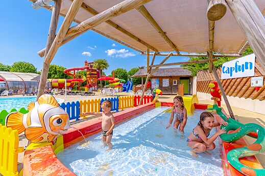 Aire de jeux aquatique pour enfants et toboggans au camping CAPFUN Coquelicots � Royan (17)