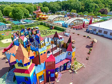Ch�teau de jeux color�, toboggans et piscines au camping CAPFUN Coquelicots � Royan (17).