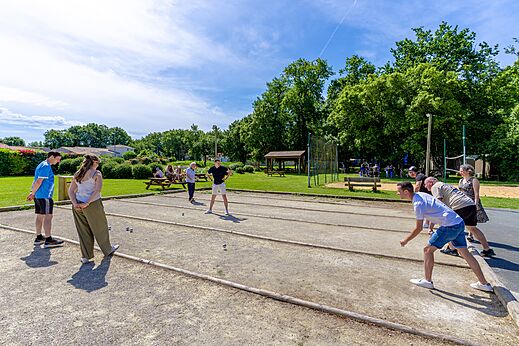Terrain de p�tanque avec vacanciers jouant aux boules au camping CAPFUN Coquelicots � Royan.