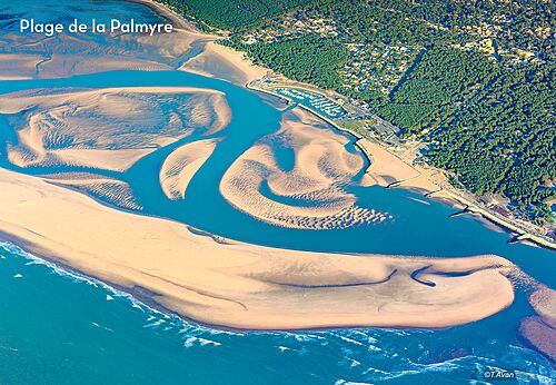 Plage de la Palmyre, vaste �tendue de sable et chenaux marins pr�s de Royan.