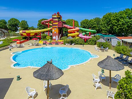 Au�enpool und riesige Wasserrutschen auf dem Campingplatz CAPFUN Coquelicots in Royan (17).