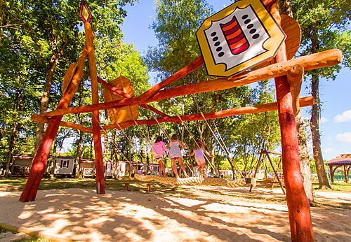 Aire de jeux en bois avec corde au camping CAPFUN Coquelicots � Royan (17).