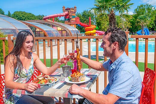 Couple d�nant, toboggans aquatiques au camping CAPFUN Coquelicots � Royan (17).