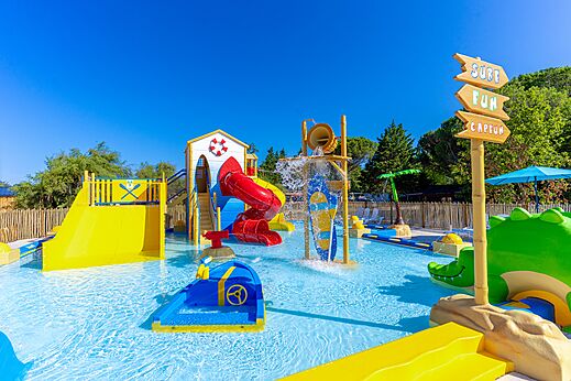 Wasserpark mit Rutschen und Wasserspielen f�r Kinder auf dem Campingplatz VAGUES OCEANES Coq Hardi in Cassy-Lanton (33).