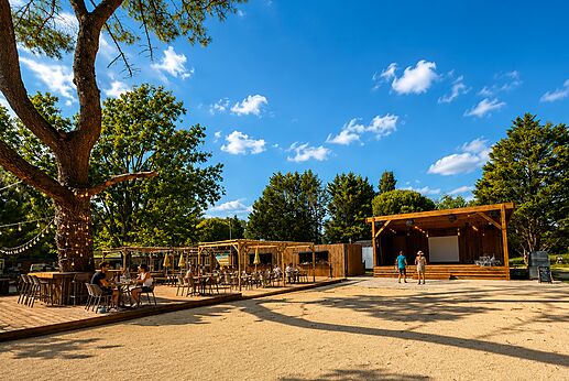Au�enbar-Terrasse und Animationsb�hne auf dem Campingplatz VAGUES OCEANES Coq Hardi.