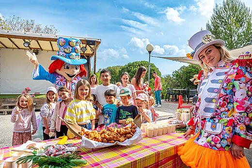 Animation enfants avec mascotte et go�ter festif au camping VAGUES OCEANES Coq Hardi � Cassy-Lanton (33).