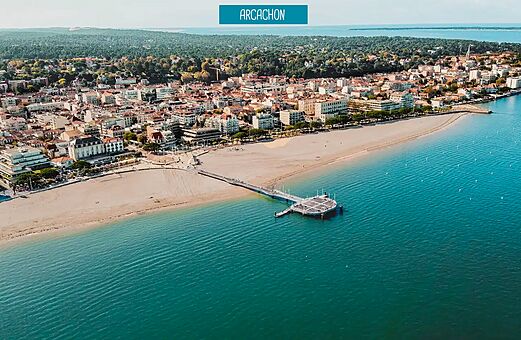 Luftaufnahme der Stadt Arcachon, Strand und Pier, in Gironde.