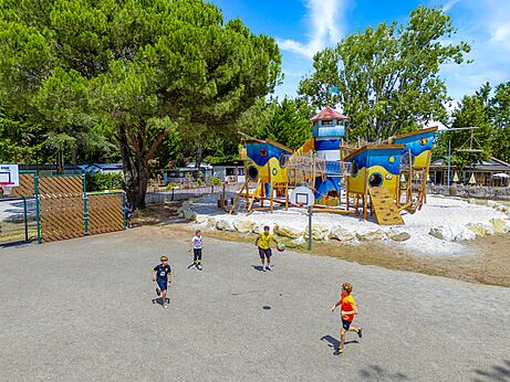 Spiel- und Sportbereich auf dem Campingplatz VAGUES OCEANES Coq Hardi in Cassy-Lanton (33).