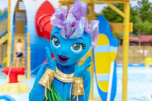 Blaues Maskottchen im Wasserpark des Campingplatzes VAGUES OCEANES Coq Hardi.