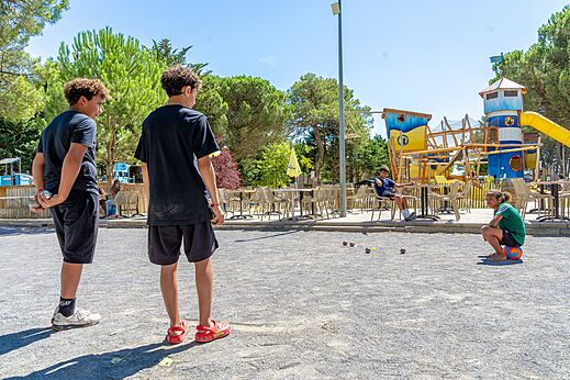 Bouleplatz, Kinderspielplatz auf dem Campingplatz VAGUES OCEANES Coq Hardi.