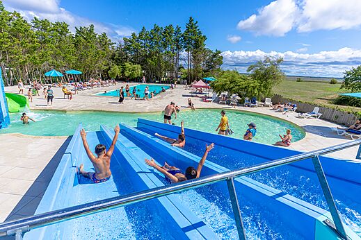 Wasserrutschen und Schwimmbad auf dem Campingplatz VAGUES OCEANES Coq Hardi in Cassy-Lanton (33).