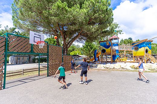 Multisportplatz und Spielplatz auf dem Campingplatz VAGUES OCEANES Coq Hardi.