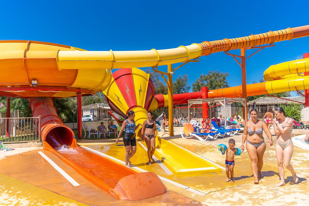 Riesige Wasserrutschen und Pool auf dem Campingplatz CAPFUN C�te Vermeille in PORT LA NOUVELLE (11).