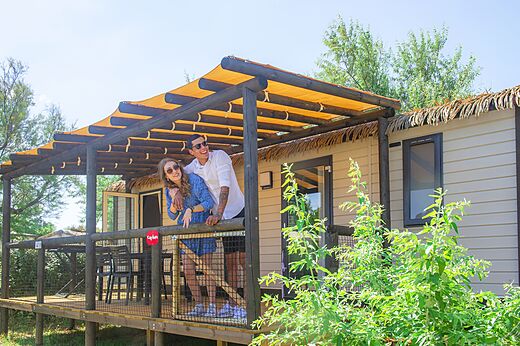 Mobilheim mit Terrasse und Paar auf Camping CAPFUN C�te Vermeille in PORT LA NOUVELLE.
