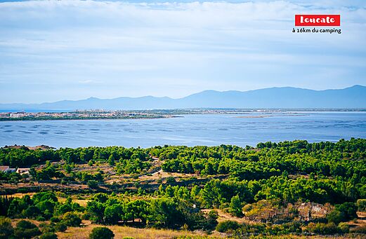 Stad Leucate en haar lagune, toeristische bestemming nabij de camping.