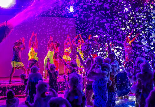 Levendig schuimfeest met DJ en kampeerders op camping CAPFUN Côte Vermeille in PORT LA NOUVELLE (11).