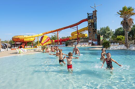 Zwembad en gigantische waterglijbanen op camping CAPFUN Côte Vermeille in PORT LA NOUVELLE (11).