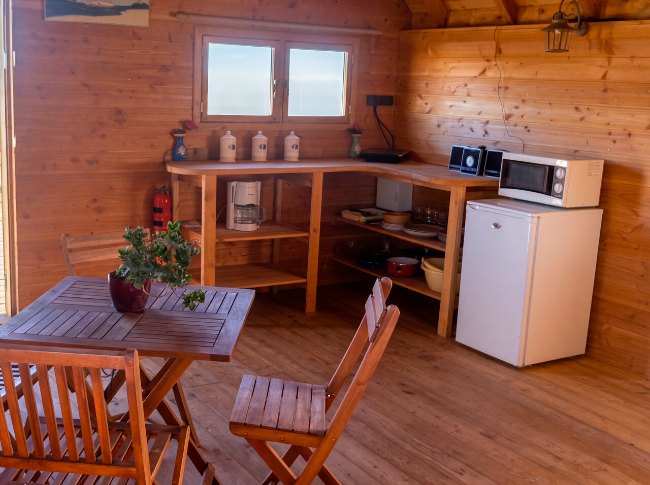 Ausgestattete K�chenzeile und Essbereich Mobil-home auf dem Campingplatz CAPFUN C�te Vermeille in Port La Nouvelle.