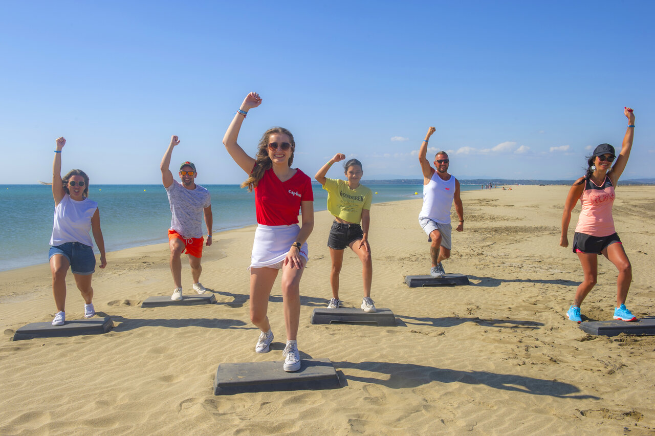 Gruppen-Fitnesskurs am Strand auf dem Campingplatz CAPFUN C�te Vermeille in Port La Nouvelle.