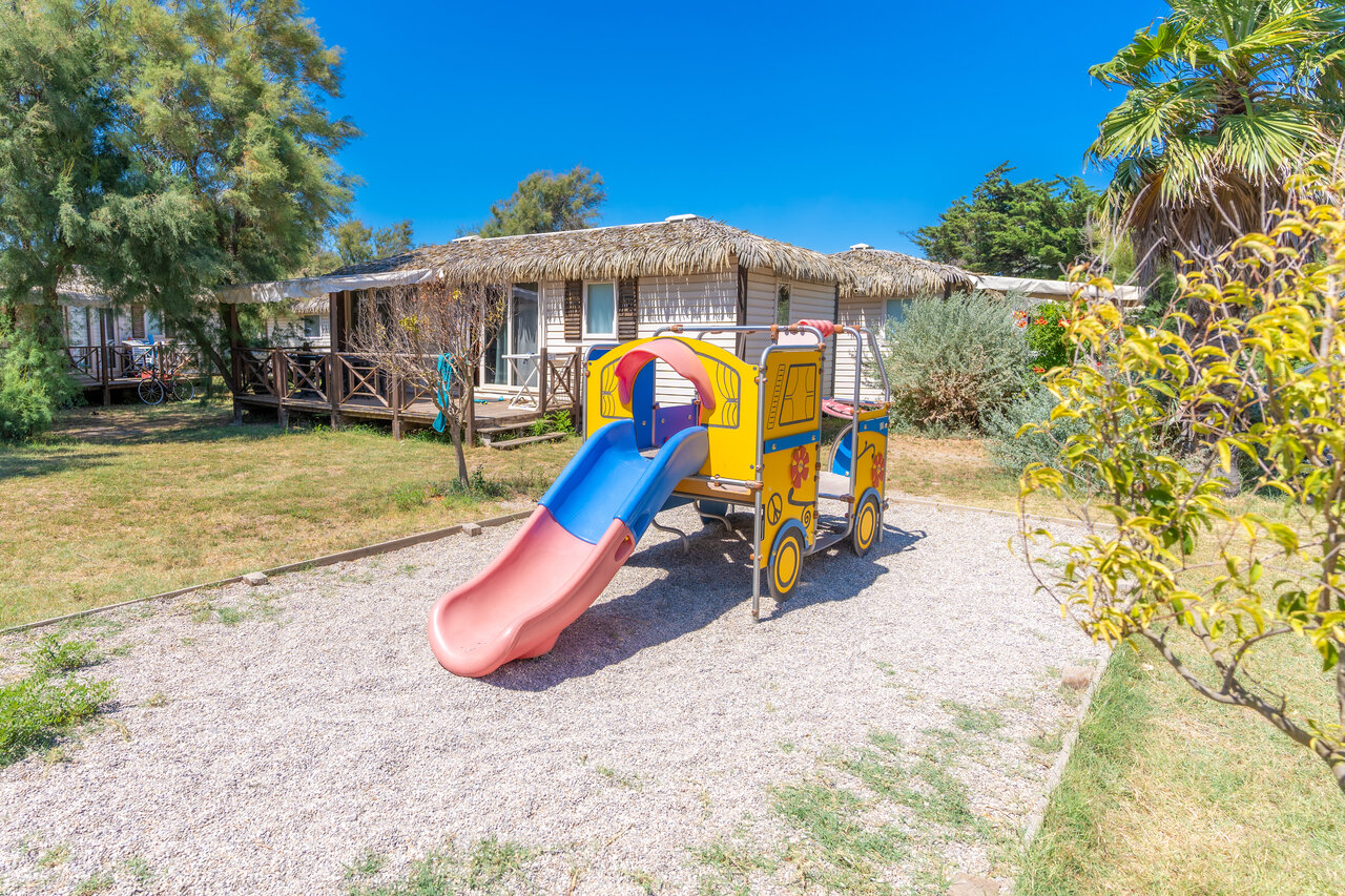 Spielplatz mit Rutsche, Mobilheime auf CAPFUN C�te Vermeille in Port La Nouvelle.