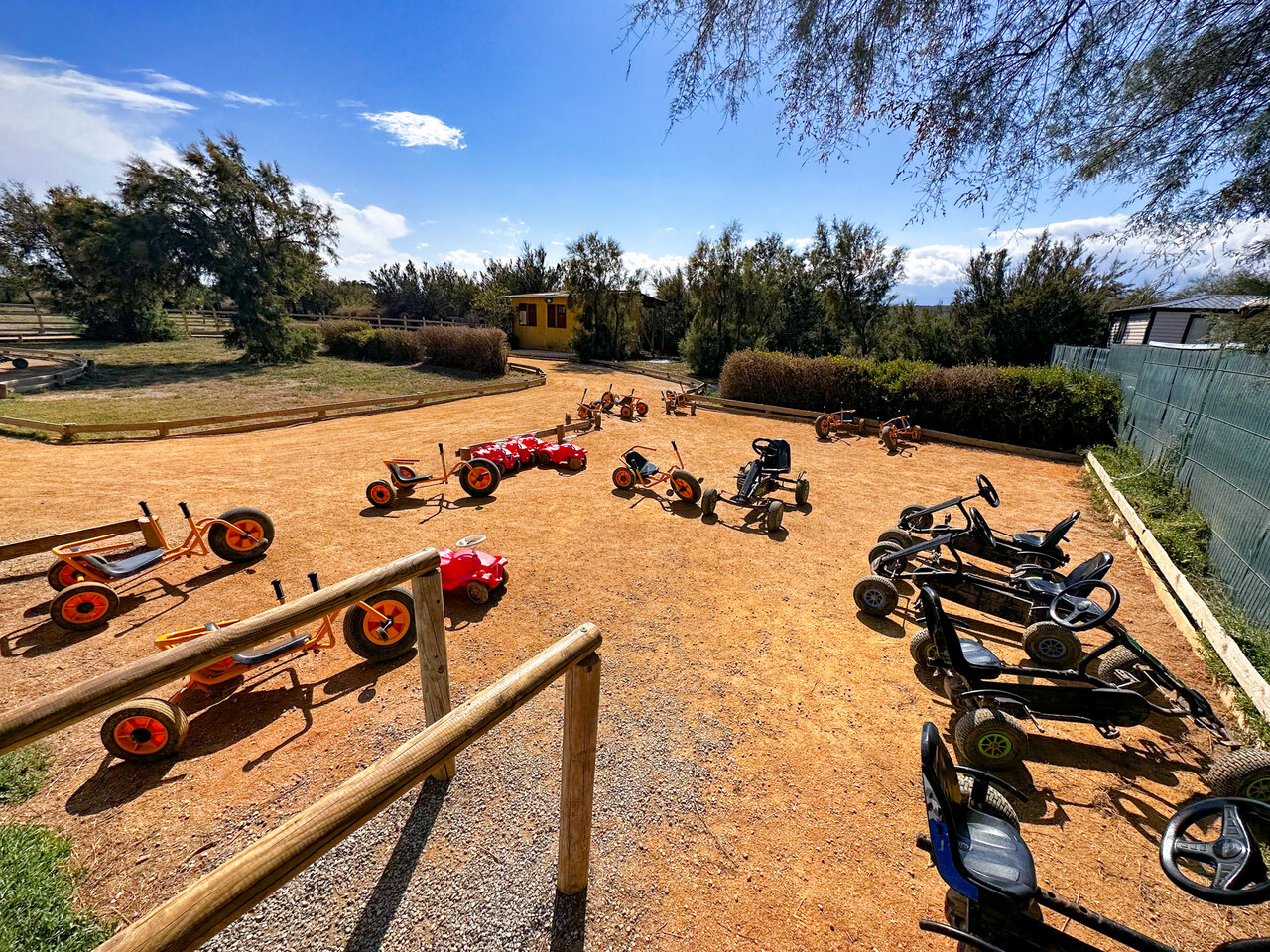Vielf�ltige Tret-Karts auf unbefestigter Bahn auf dem Campingplatz CAPFUN C�te Vermeille : Cabane dans les airs in Port La Nouvelle (11).