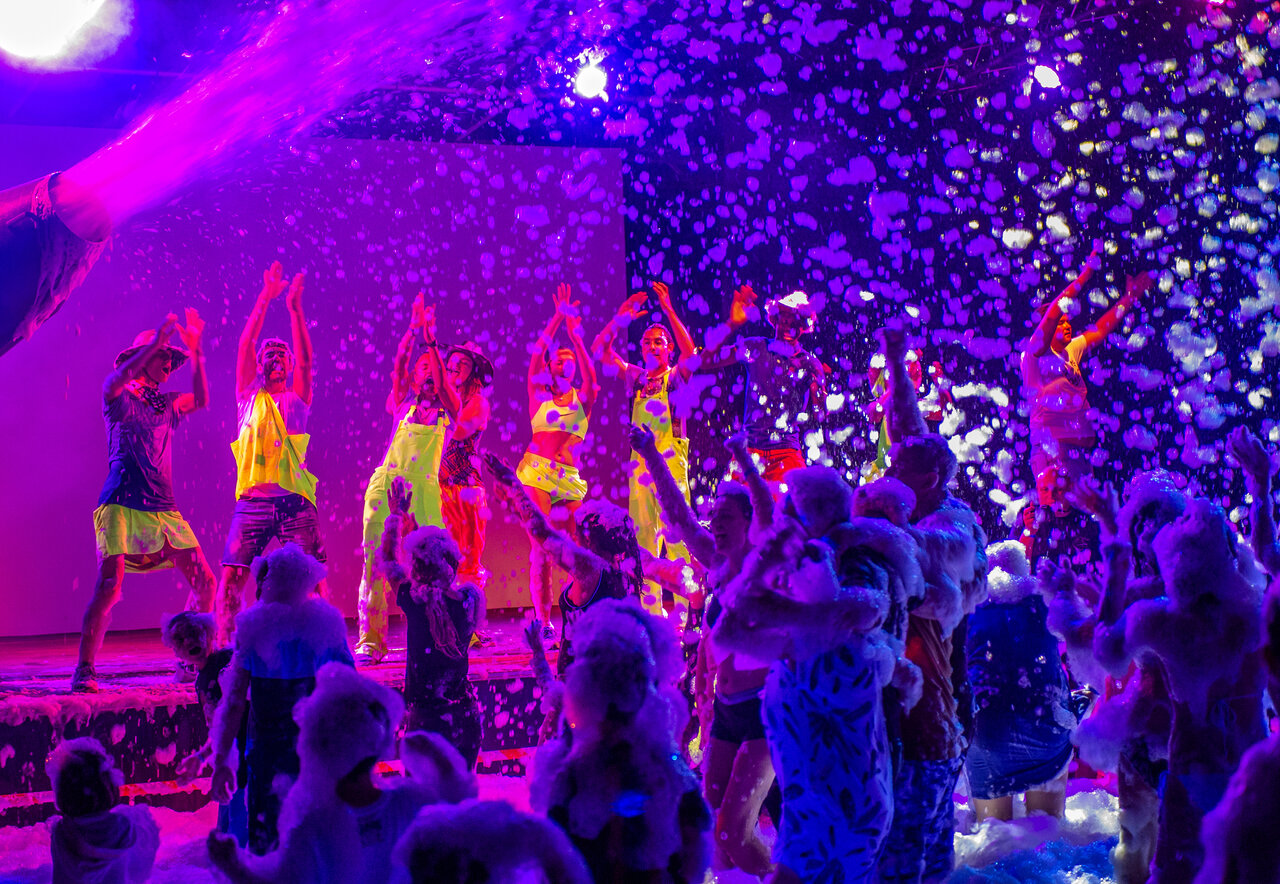 Belebte Schaumparty mit Musik und Teilnehmern auf dem Campingplatz CAPFUN C�te Vermeille.
