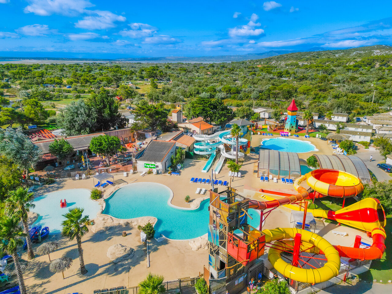 Wasserpark, Rutschen und Pools auf dem Campingplatz CAPFUN C�te Vermeille: H�tte in der Luft in Port La Nouvelle (11).
