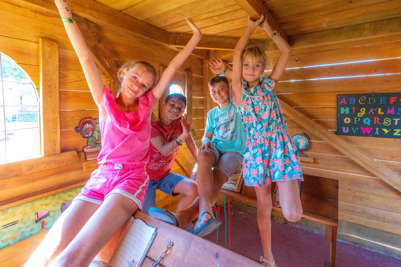 Fr�hliche Kinder im Baumhaus auf dem Campingplatz CAPFUN C�te Vermeille, Port La Nouvelle.