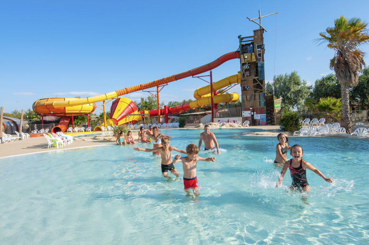 Riesenwasserrutschen und Au�enpool auf dem Campingplatz CAPFUN C�te Vermeille : Cabane dans les airs in Port La Nouvelle (11).