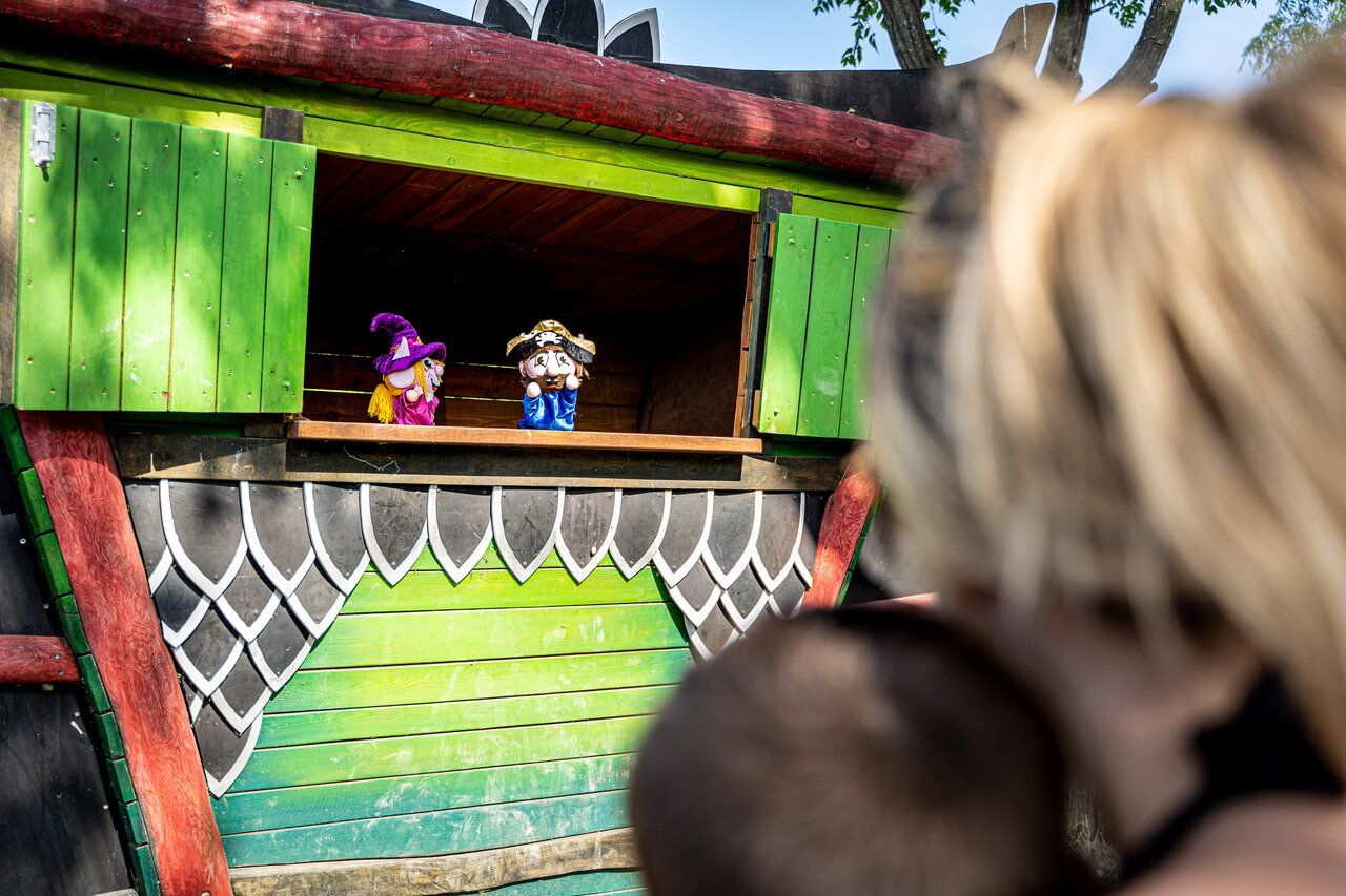 H�tte und Puppen auf Camping CAPFUN C�te Vermeille in Port La Nouvelle.