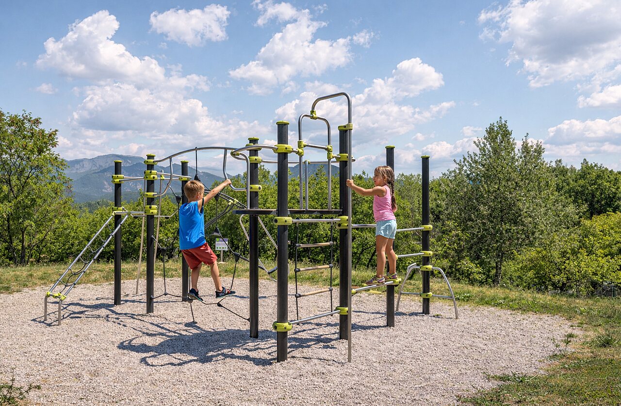 Kinderen spelen op klimrek op camping CLICOCHIC Couriou in Recoubeau-Jansac (26).